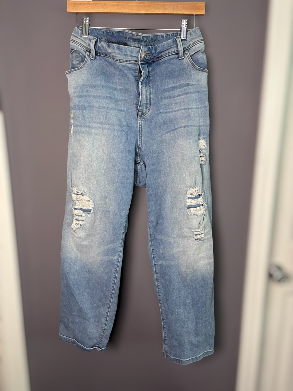 Chico's So Slimming Girlfriend Crop Distressed Light Wash Jeans 3.5 (18)